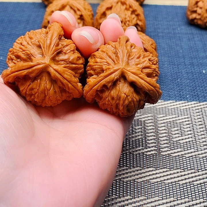 小***涵文玩核桃吊坠三棱