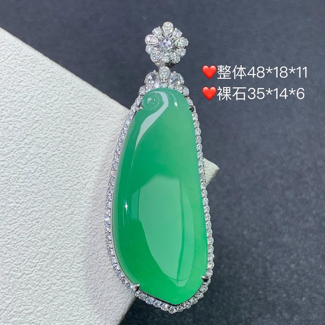 新品推荐·18K金冰种阳绿福瓜缅A翡翠玉石吊坠气质大尺寸
