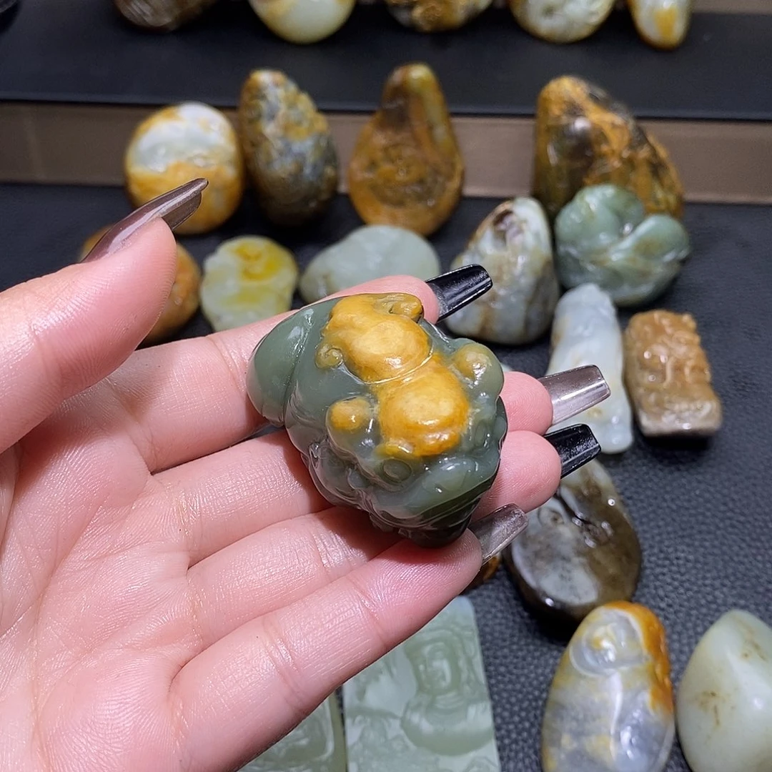 笑***尘和田玉未镶嵌颈饰