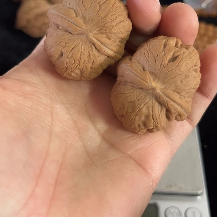 把件文玩核桃边37肚43左右微瑕微泛油元宝，编号022