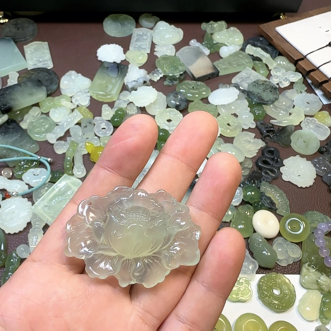 蛇纹石玉颈饰未镶嵌张*墨