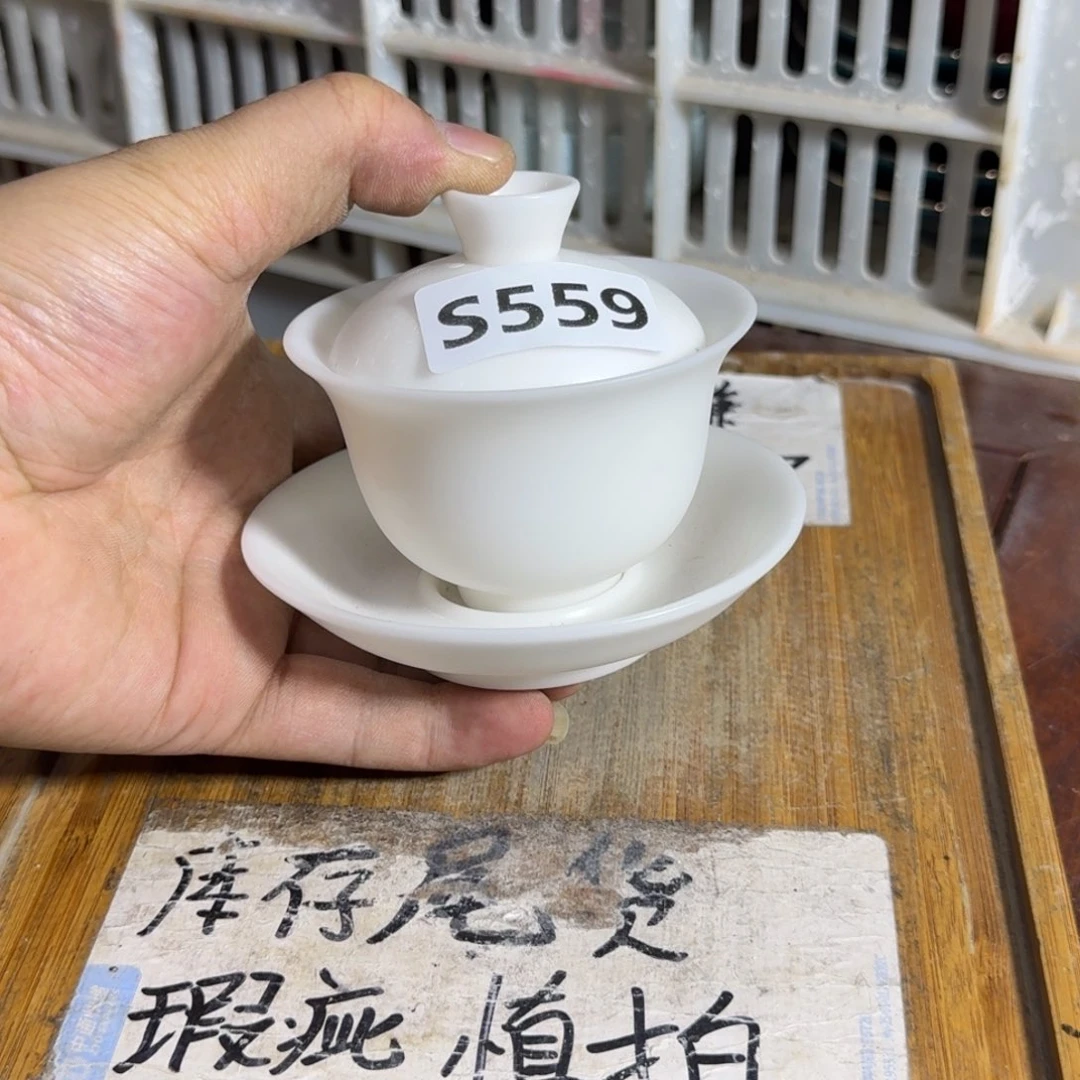 微瑕疵介意勿拍陶瓷器皿S354