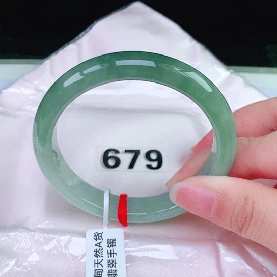 翡翠手镯未镶嵌翡翠手镯