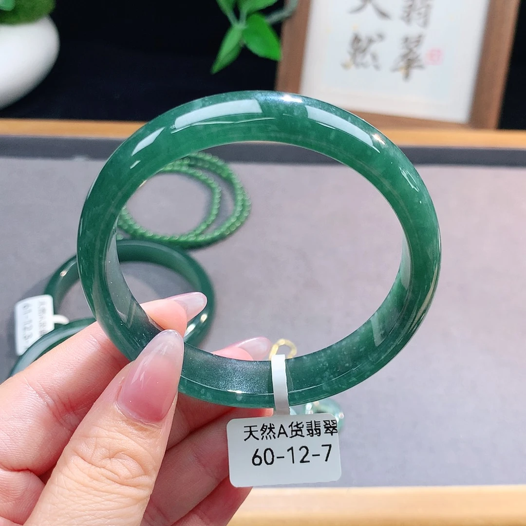 翡翠手镯（圆镯）未镶嵌