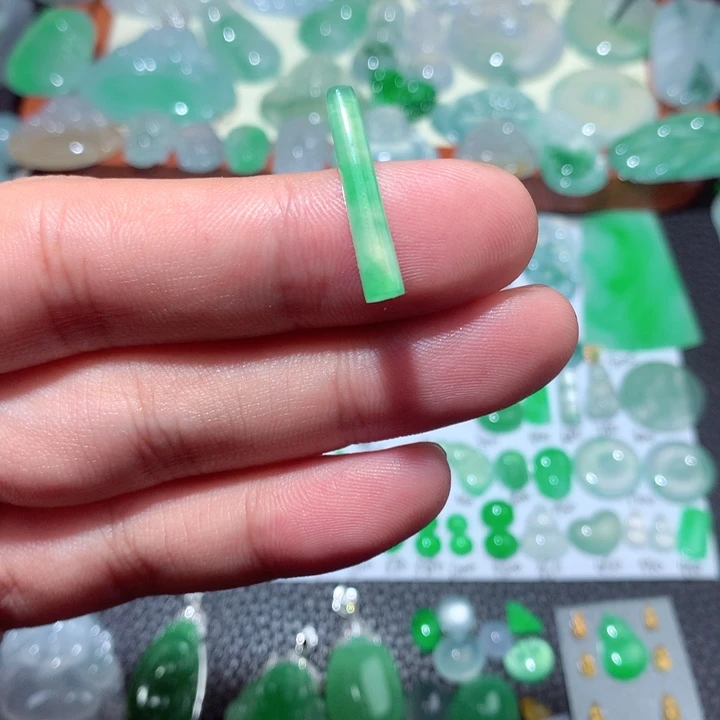 翡翠未镶嵌颈饰素条