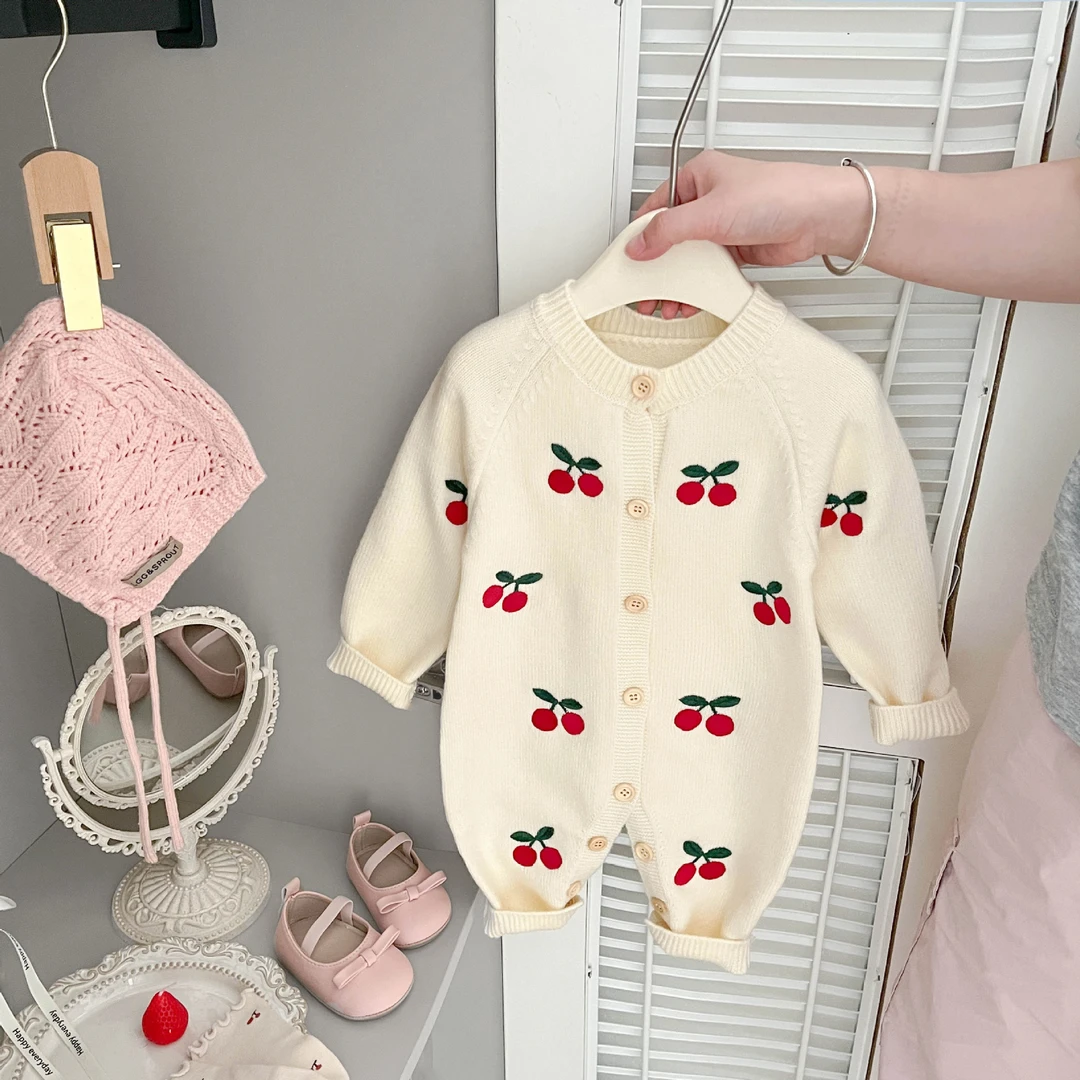 婴儿秋季衣服小月龄宝宝樱桃连体衣秋装针织毛衣包屁衣洋气外出服