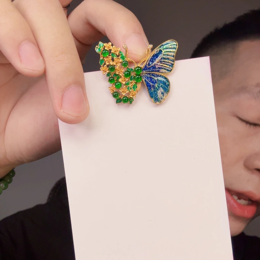 翡翠未镶嵌颈饰一件