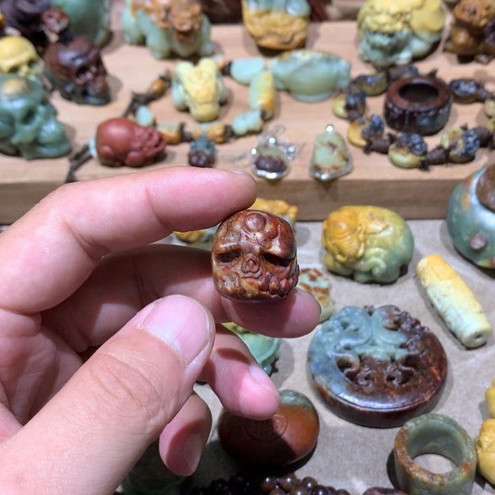 未镶嵌岫岩河磨玉（透闪石质玉）挂件