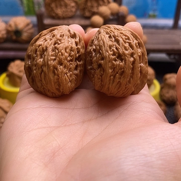 文玩核桃吊坠白狮子半壁62