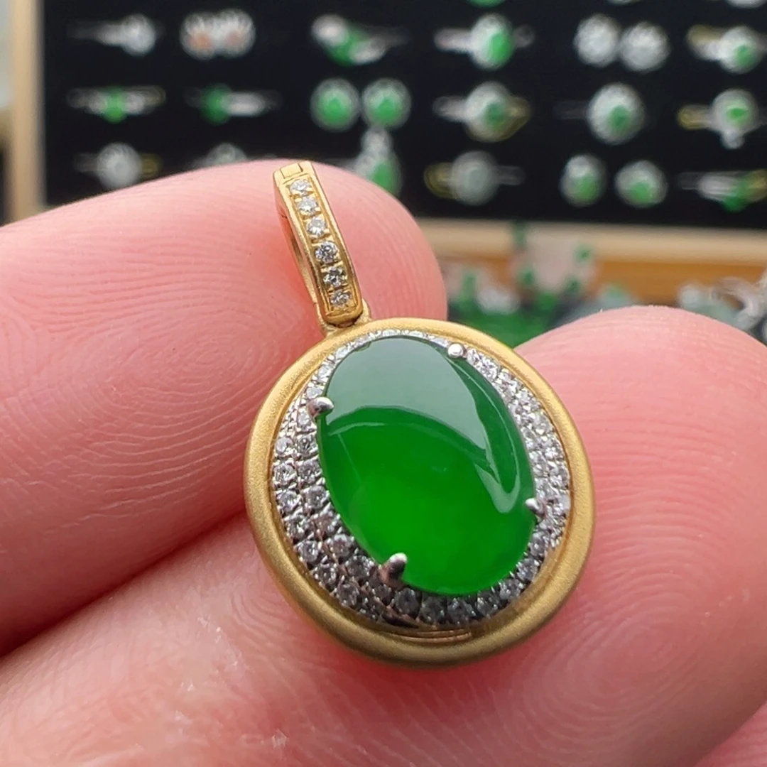 翡翠18K金镶嵌颈饰蛋面8.3