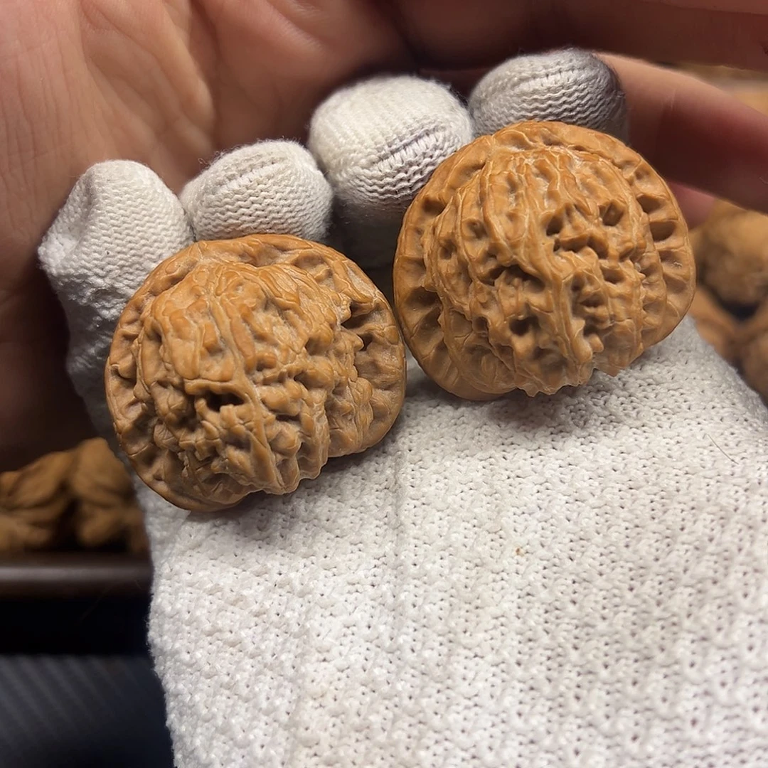 文玩核桃吊坠42闷白红皮