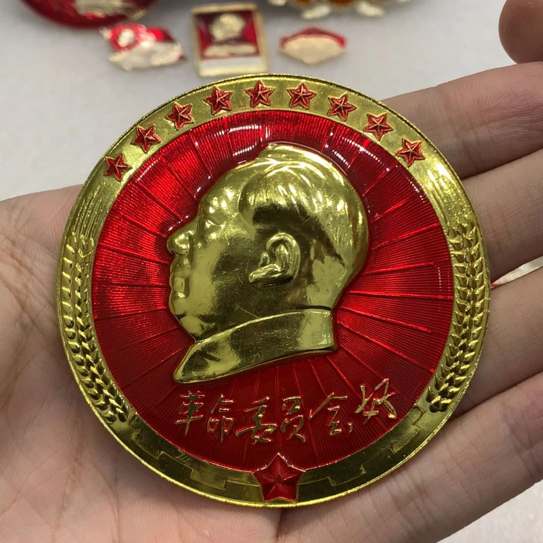 铝红色纪念章 文像 背一点红