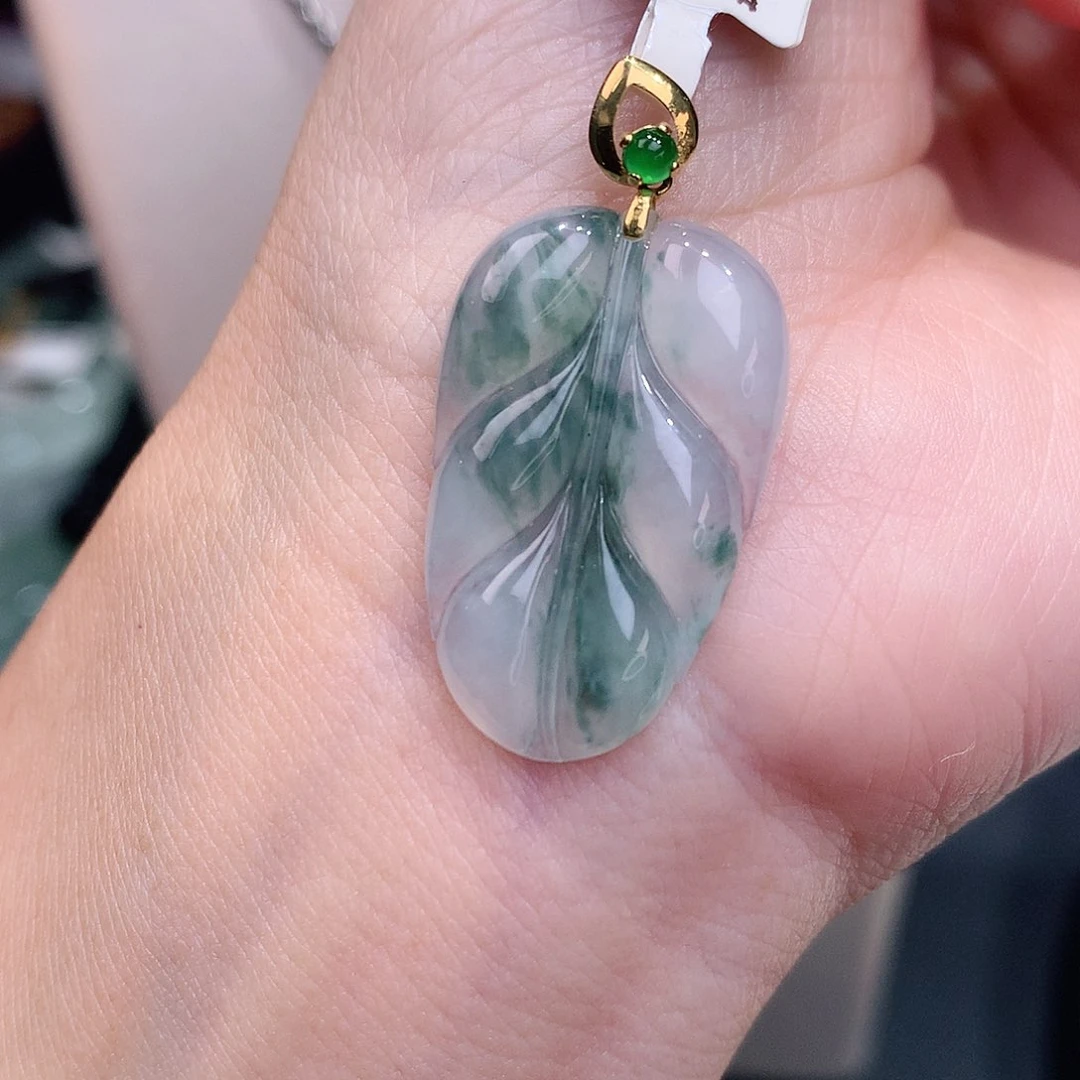 颈饰18K金镶嵌翡翠冰飘花叶子