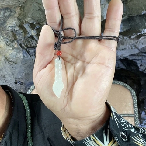 蛇纹石玉颈饰未镶嵌