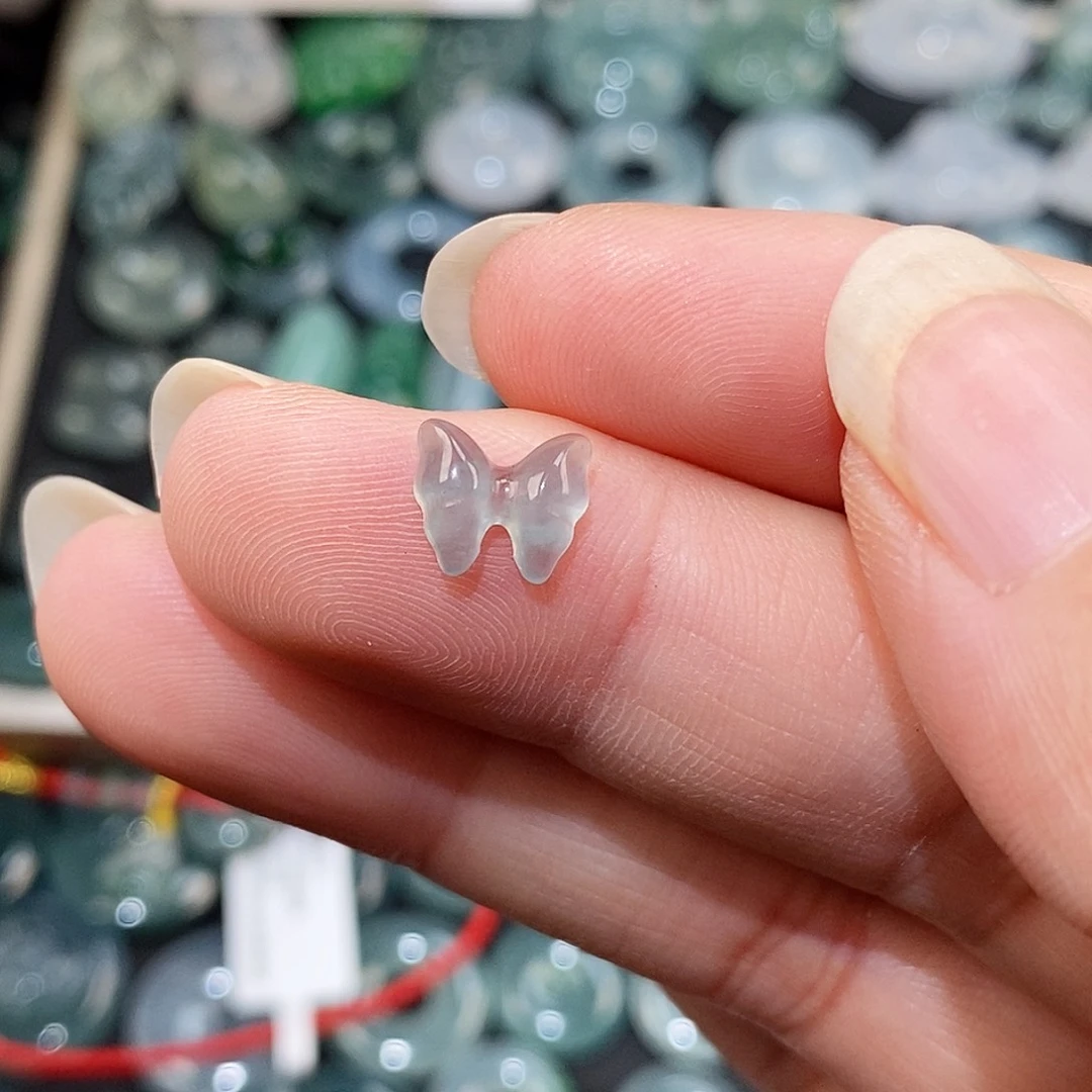 翡翠未镶嵌颈饰蝴蝶
