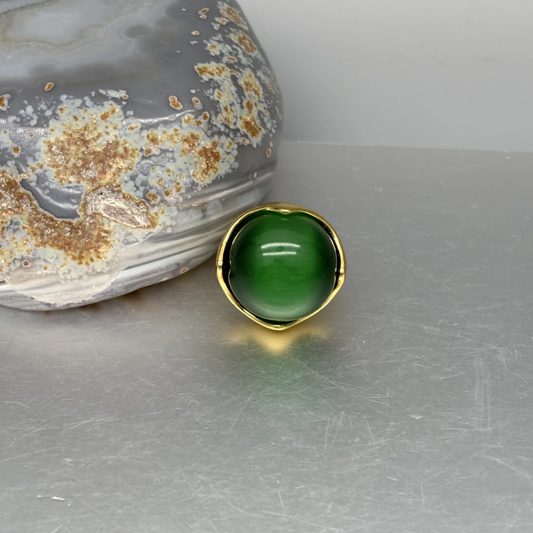 于D061 绿戒指 新款时尚百搭男女款   多样性发其一