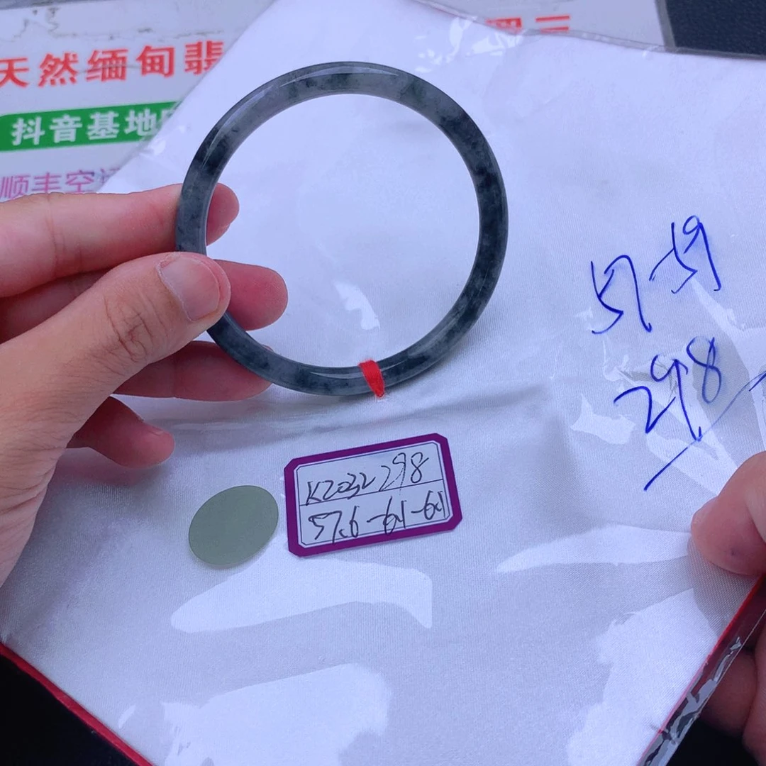 翡翠手镯未镶嵌翡翠