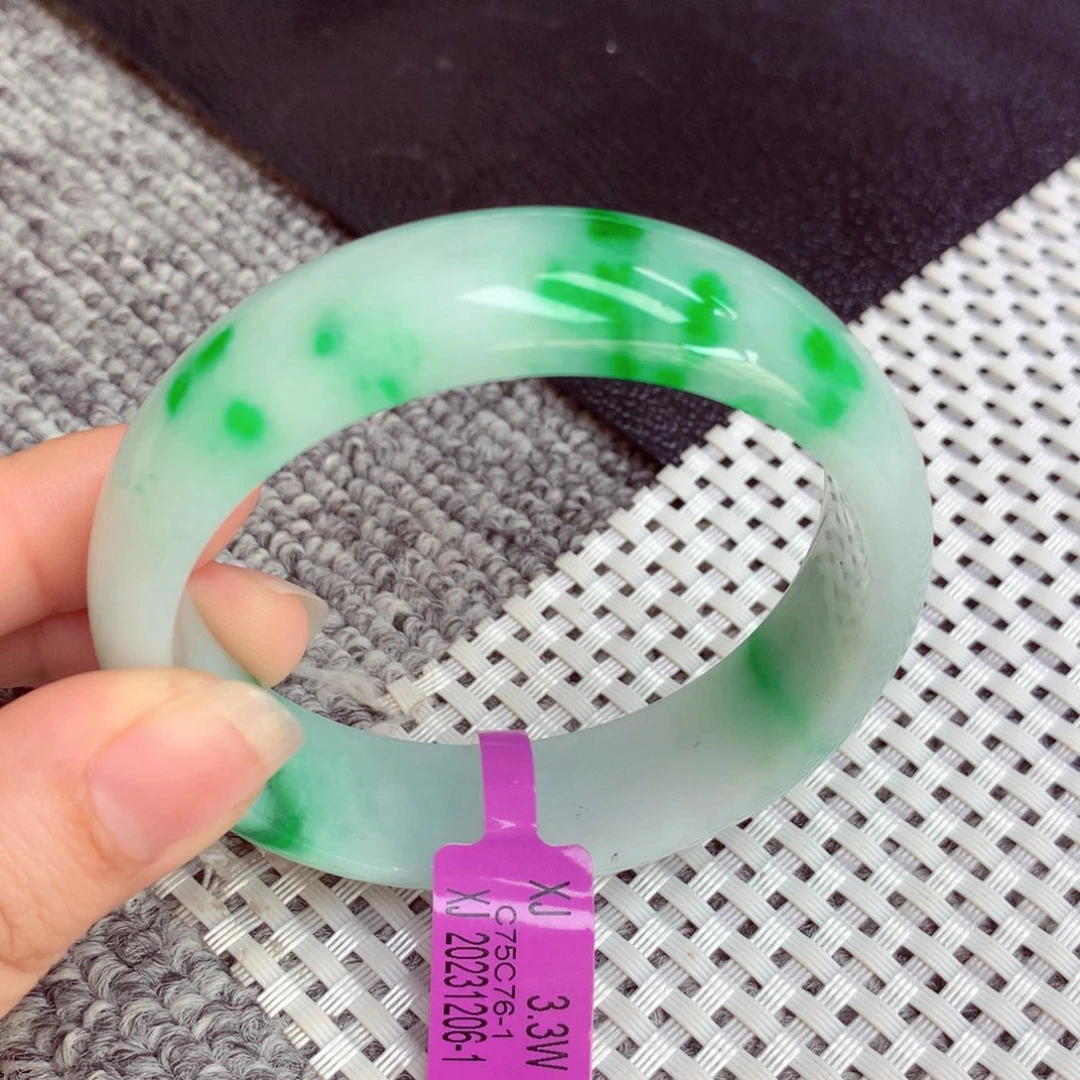 翡翠手镯未镶嵌缅甸