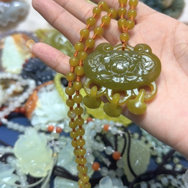 未镶嵌蛇纹石玉吊坠