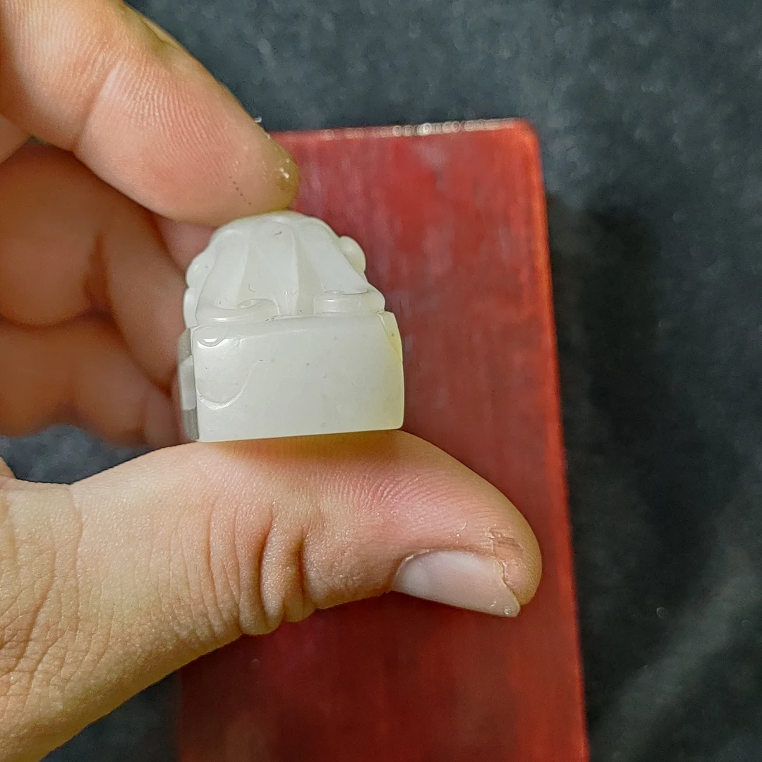 38克,新疆和田白玉，红皮白肉皮带扣，白色男士雕刻精美精雕