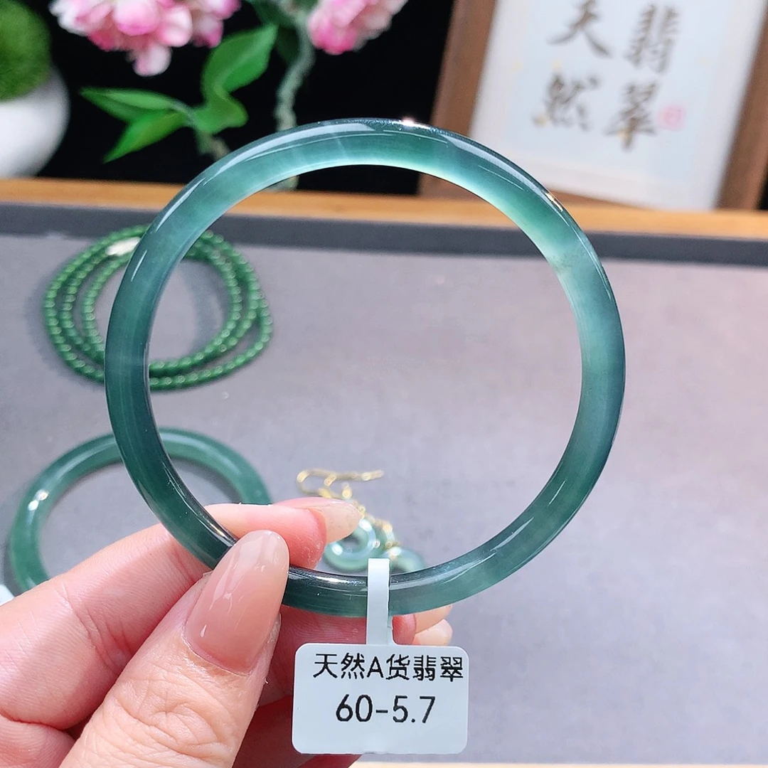 未镶嵌手镯（圆镯）翡翠