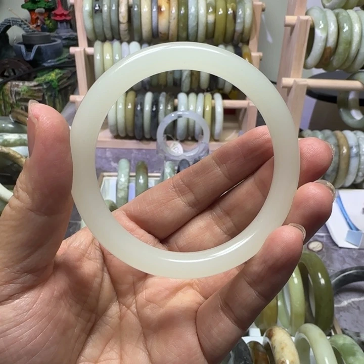 透闪石-蛇纹石玉未镶嵌手镯