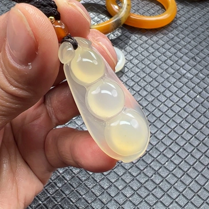 石英质玉（黄龙玉）颈饰未镶嵌