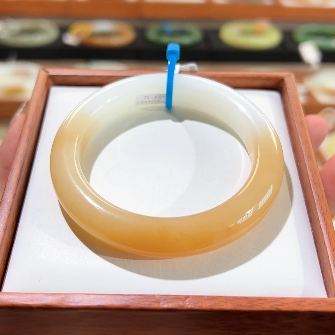 和田玉手镯未镶嵌糖白半山水