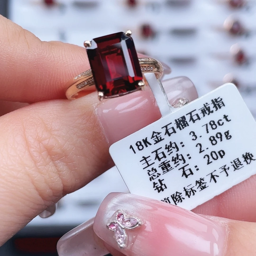 18K金镶嵌石榴石戒指