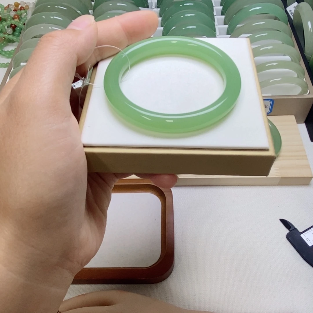 东陵石未镶嵌手镯