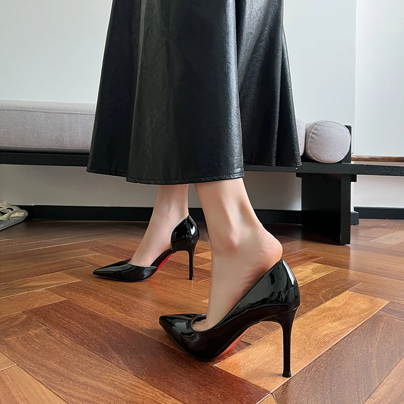 红底高跟鞋女细跟2025春季新款绝美性感侧空黑色漆皮尖头浅口单鞋