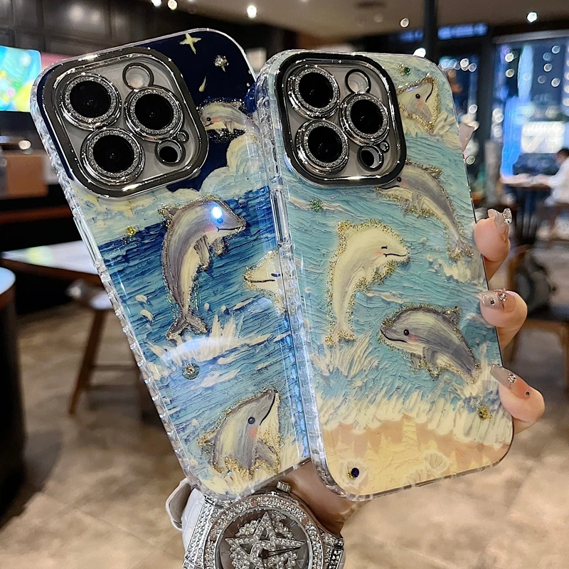 适用苹果系列iPhone16新款手机壳蓝光沙滩多只小海豚全包闪粉镜头