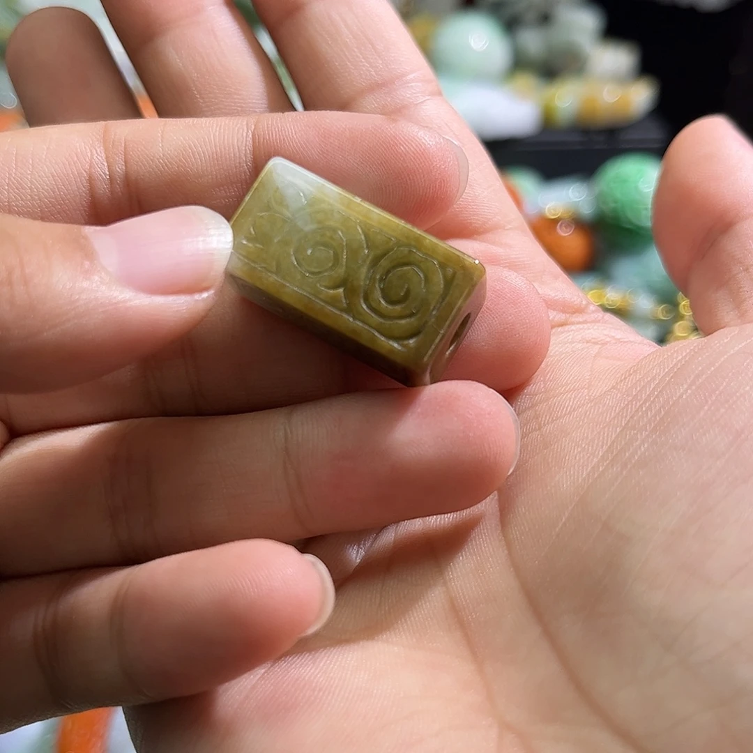 翡翠未镶嵌颈饰待编织