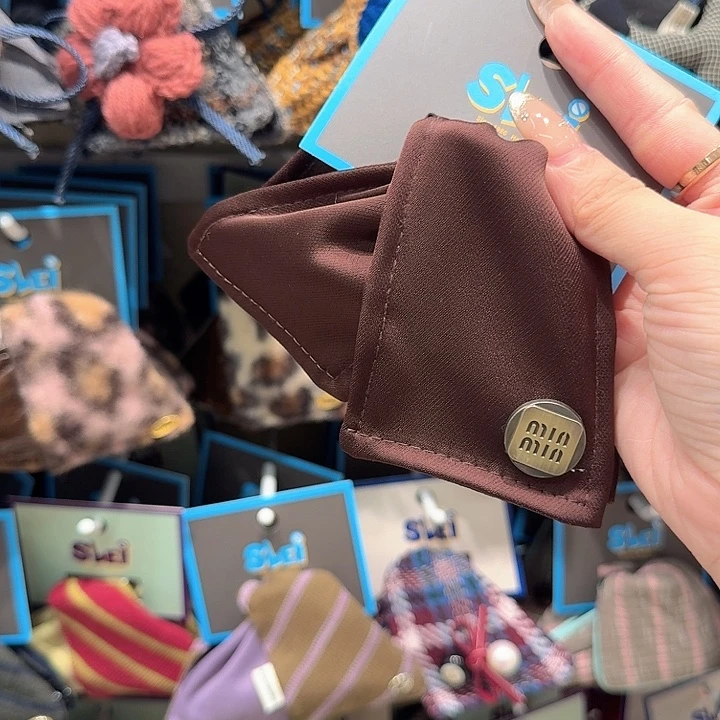 布艺非金属棕色miu三角抓