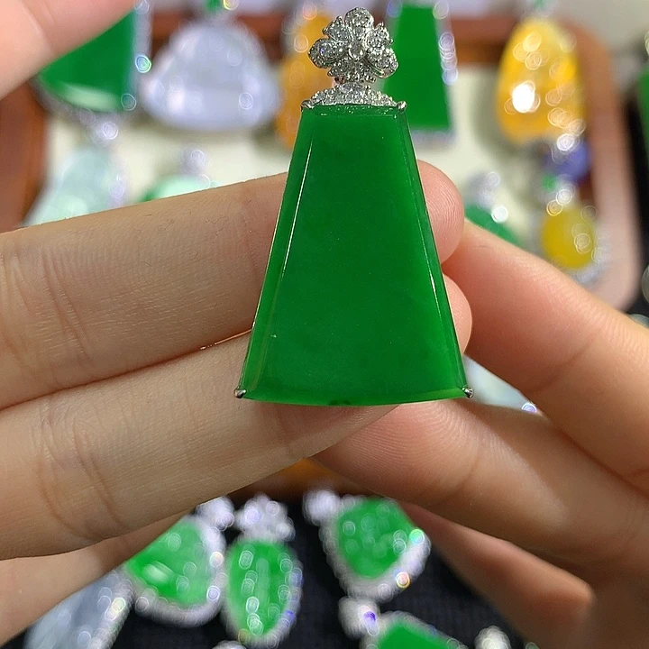 翡翠18K金镶嵌颈饰无事