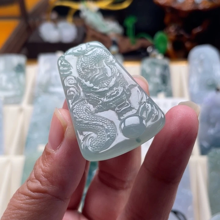 翡翠未镶嵌颈饰玉