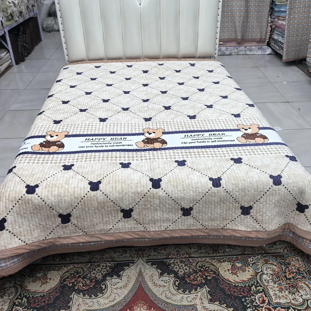 牛奶绒宽边床盖《咖色坐熊》2米✕2.3米