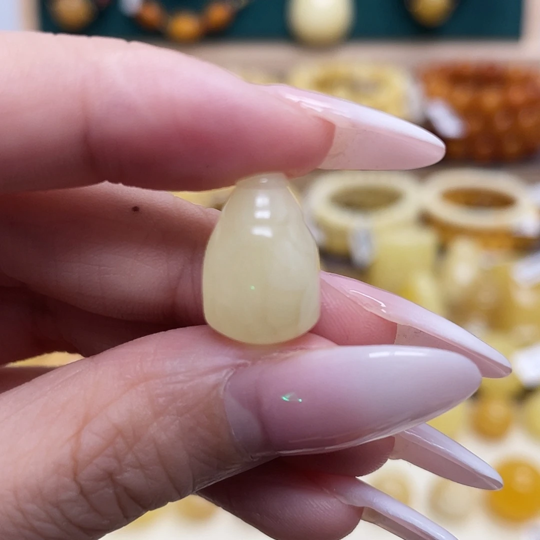 蜜蜡未镶嵌珠宝奇石10.5*16.2*9.8mm