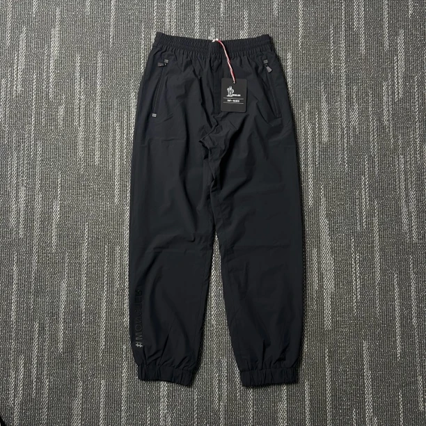 全新未使用 MONCLER Logo印花机能风休闲卫裤/S码