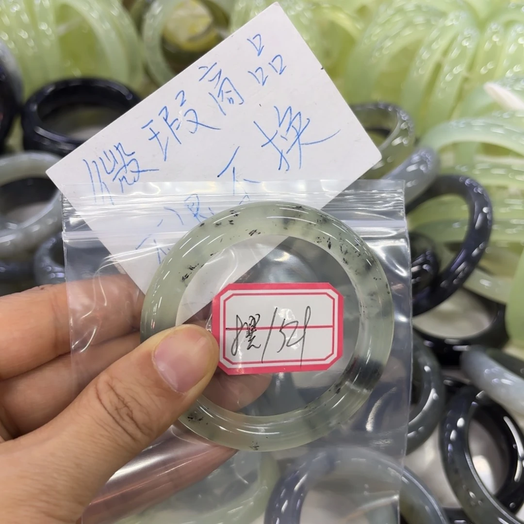 蛇纹石玉未镶嵌手镯摆****?