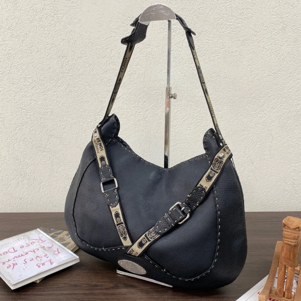 95新 FENDI/芬迪 黑色牛皮selleria外缝全皮单肩包底长37 118762