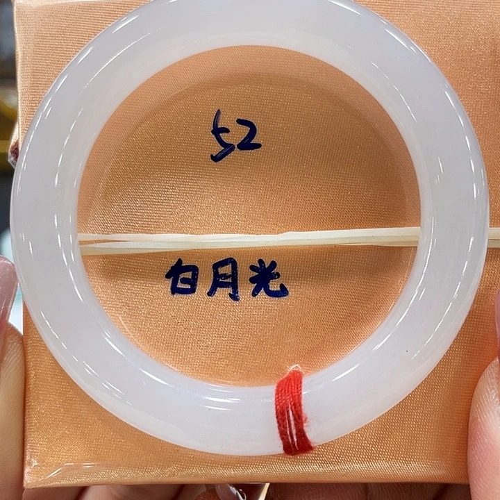 翡翠手镯未镶嵌翡翠手镯