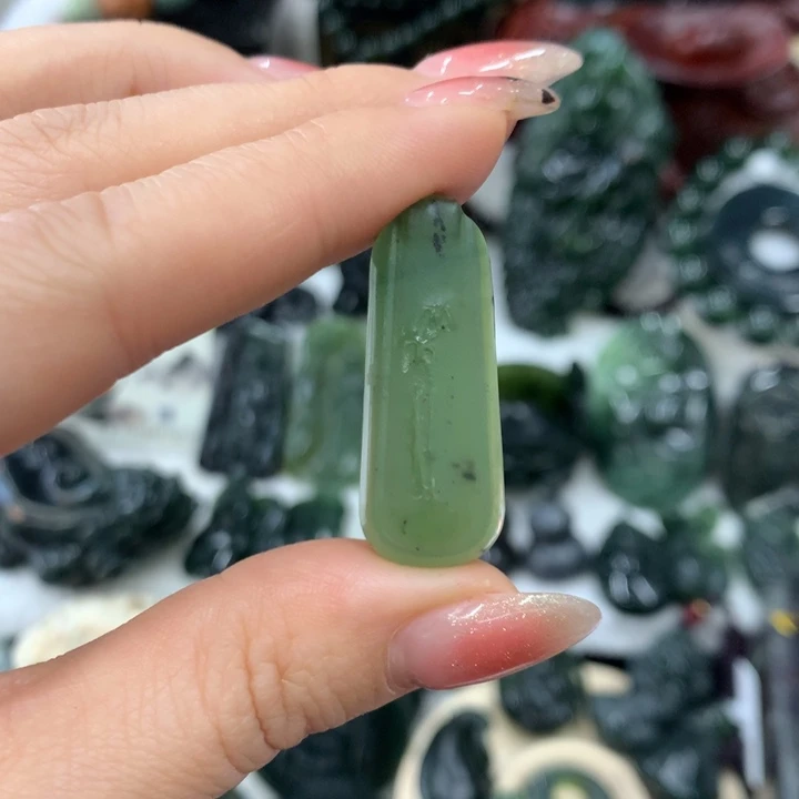 蛇纹石玉未镶嵌颈饰