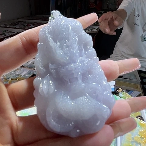 翡翠未镶嵌颈饰一个