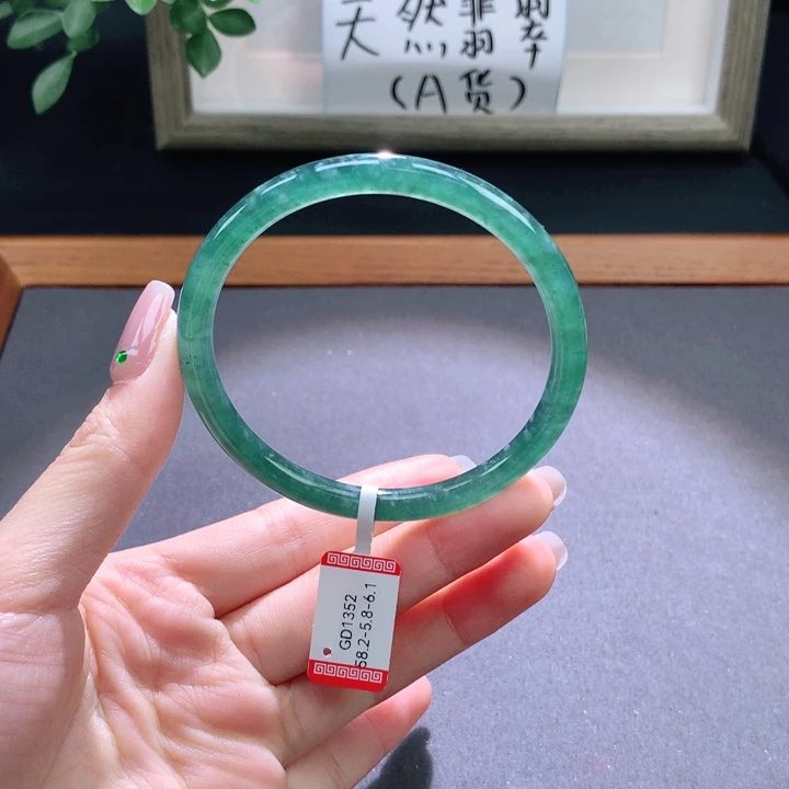 翡翠手镯未镶嵌天然翡翠手镯