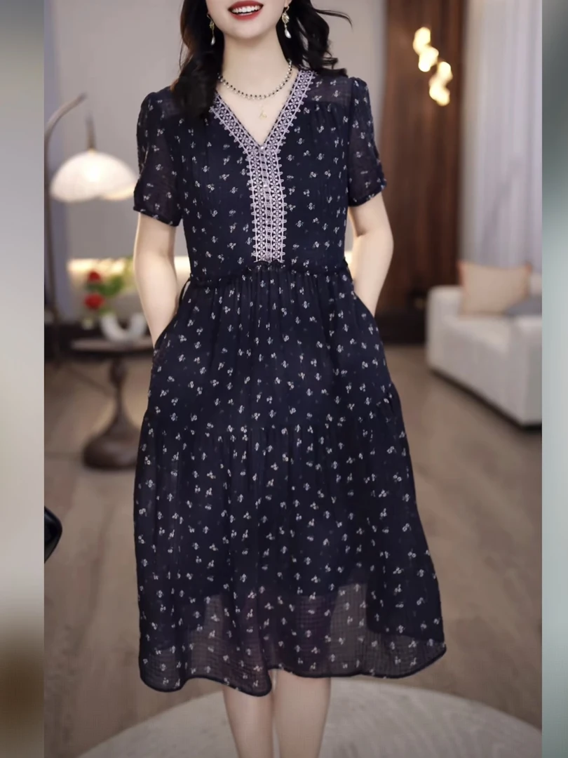 【连衣裙】2025夏款优雅 V 领碎花精致蕾丝点缀中长款连衣裙