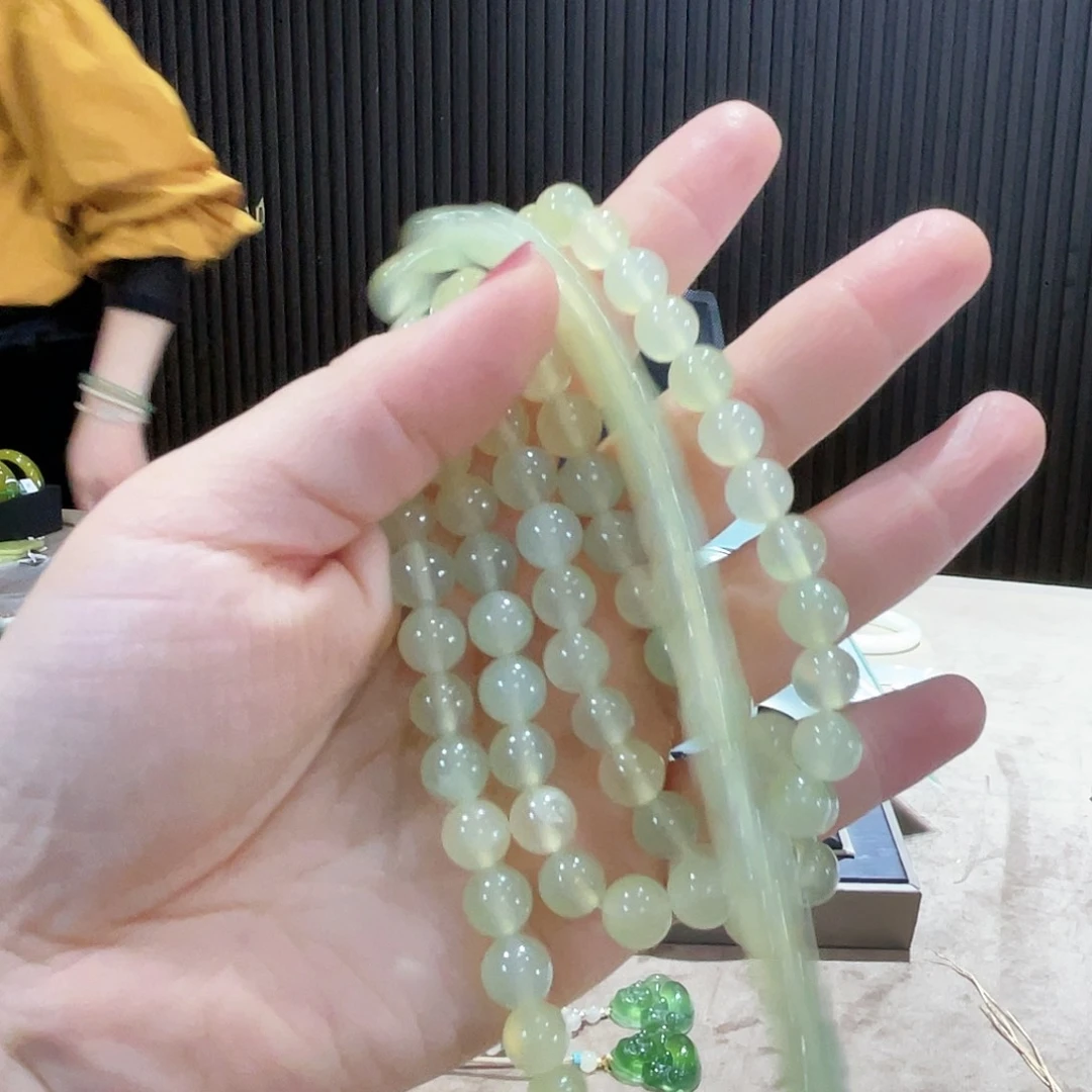 蛇纹石玉颈饰未镶嵌
