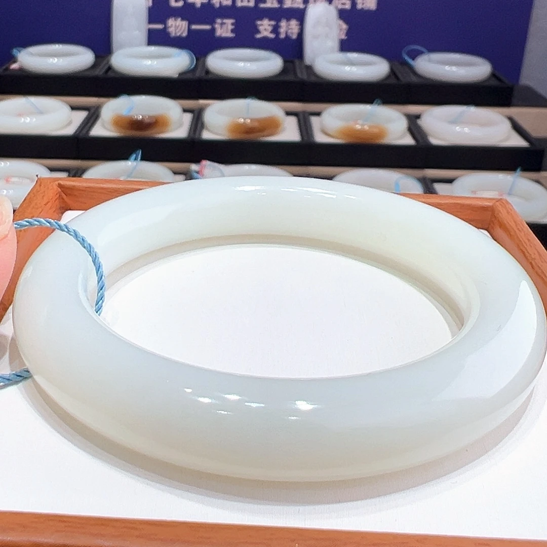 和田玉未镶嵌手镯