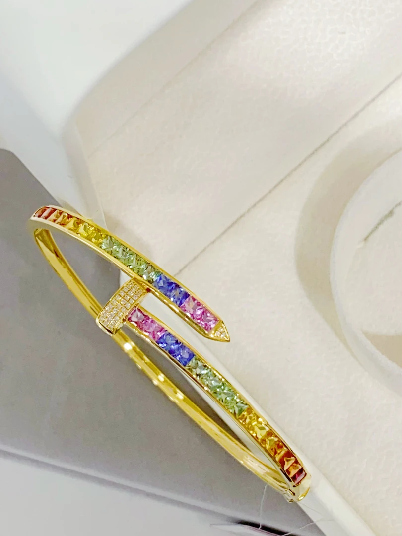 18K金镶嵌彩色蓝宝石手镯钉子款 多样性发其一