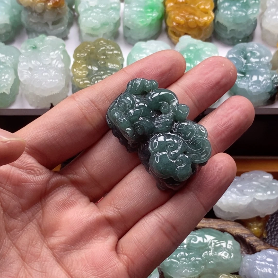 翡翠未镶嵌颈饰貔貅